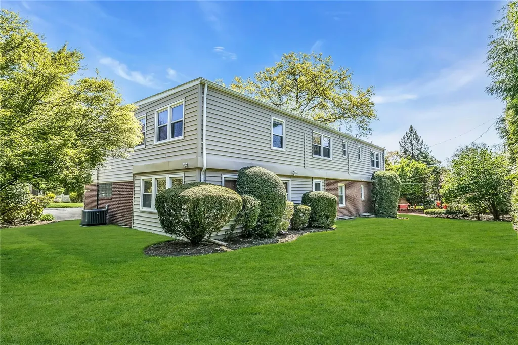 403 Titus Way East Williston NY 11596