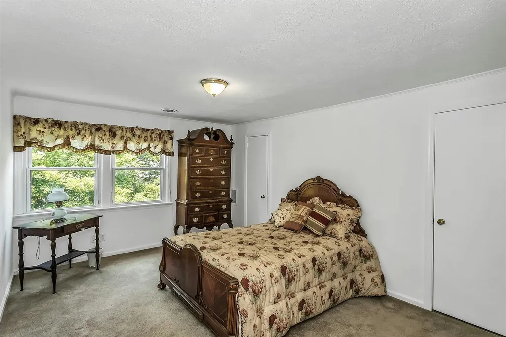 403 Titus Way East Williston NY 11596