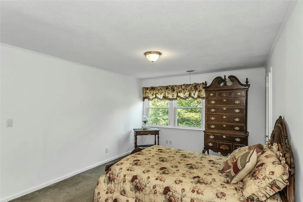 403 Titus Way East Williston NY 11596