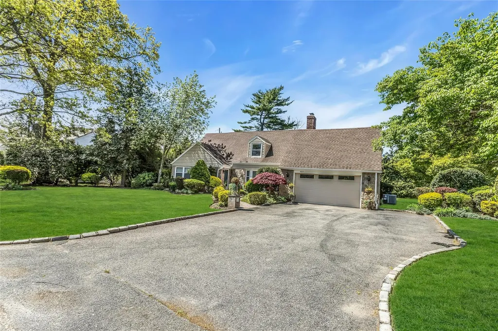 403 Titus Way East Williston NY 11596