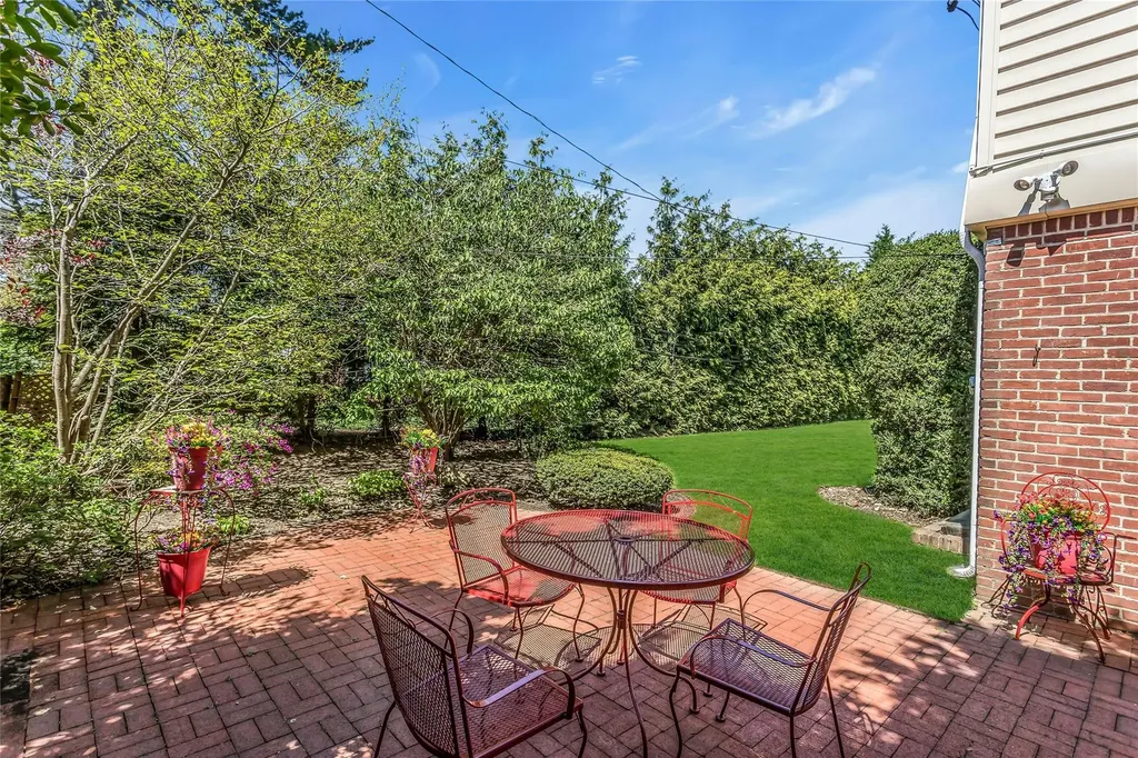 403 Titus Way East Williston NY 11596