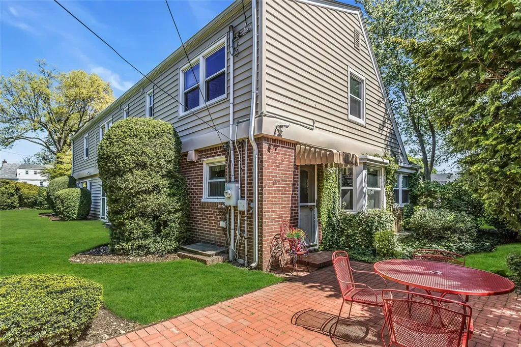 403 Titus Way East Williston NY 11596