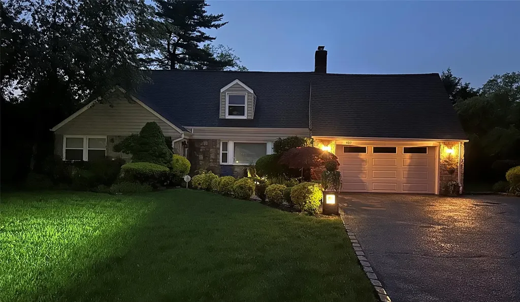 403 Titus Way East Williston NY 11596