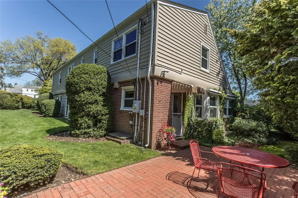 403 Titus Way East Williston NY 11596