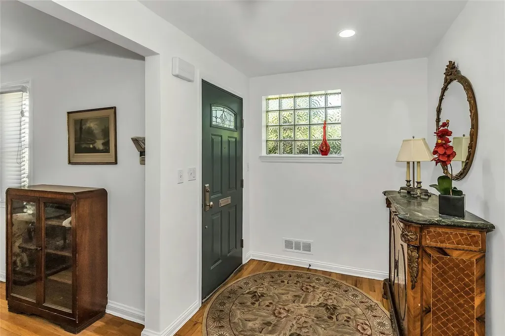 403 Titus Way East Williston NY 11596