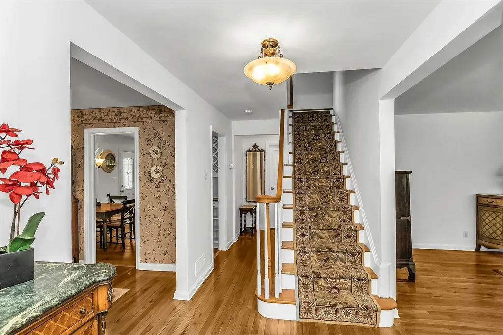 403 Titus Way East Williston NY 11596
