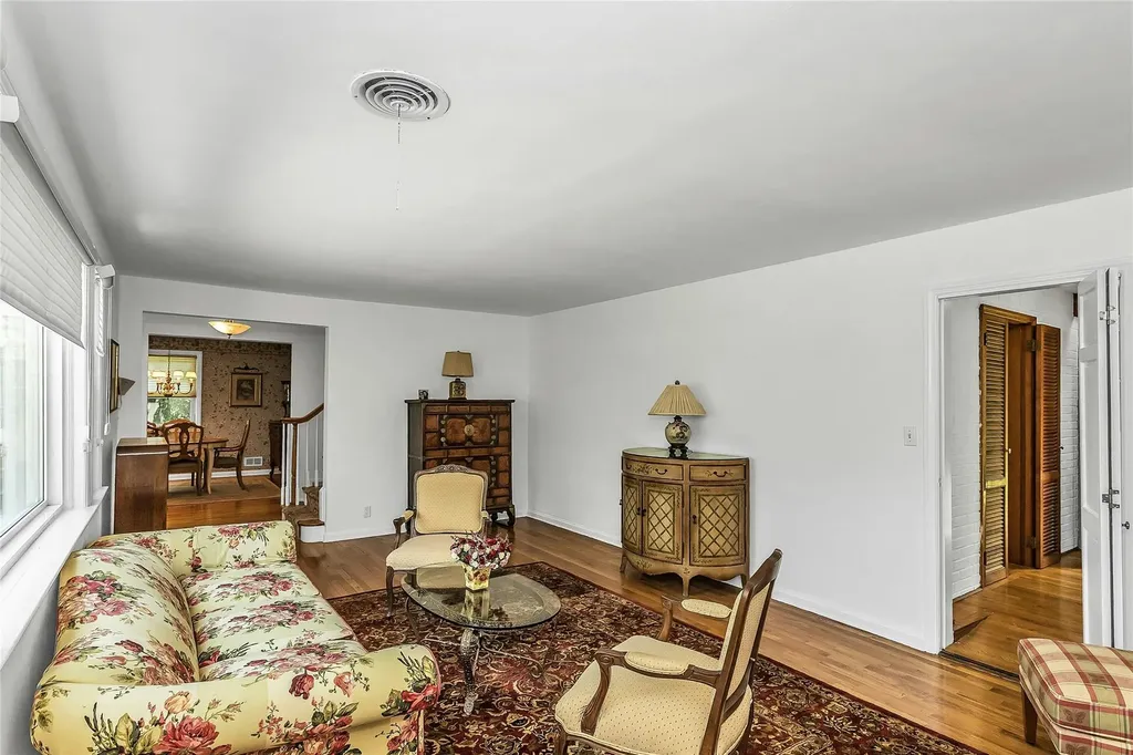 403 Titus Way East Williston NY 11596