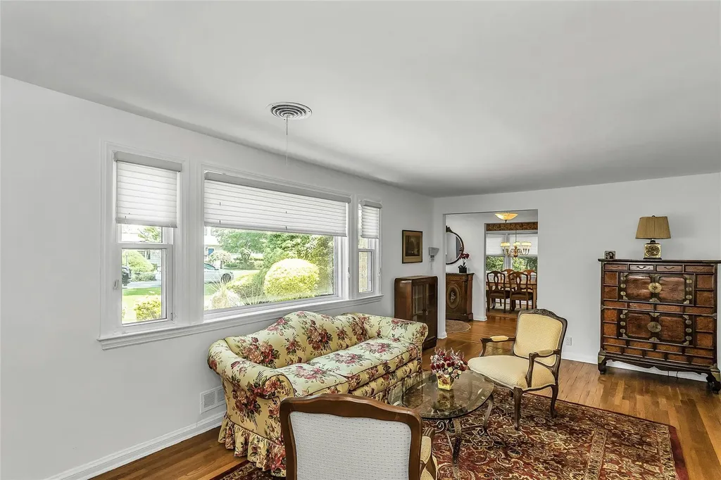 403 Titus Way East Williston NY 11596