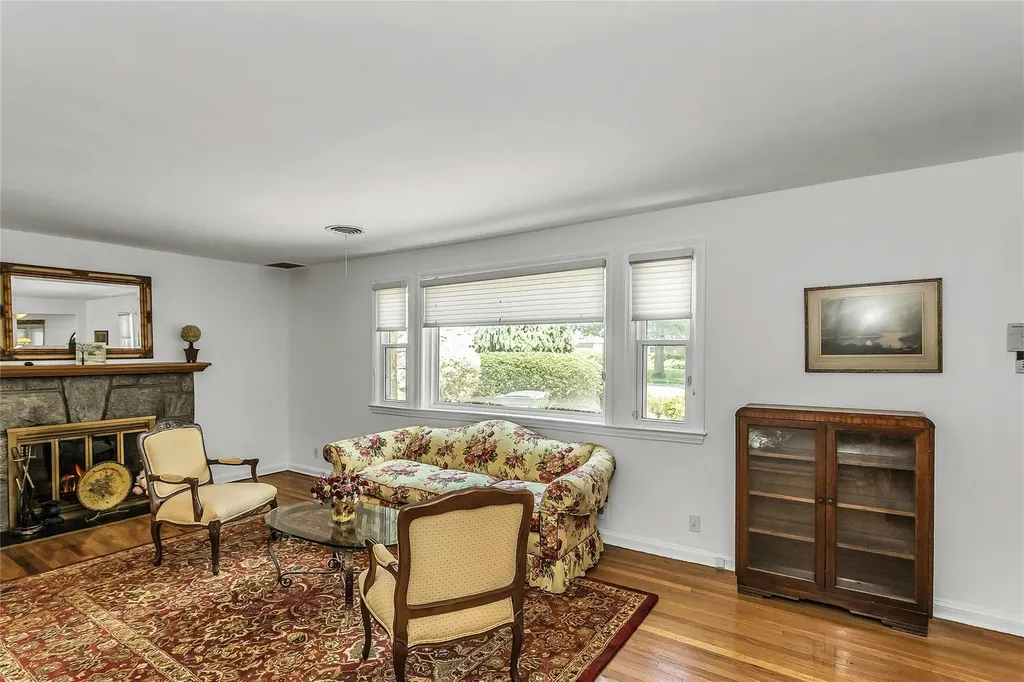 403 Titus Way East Williston NY 11596