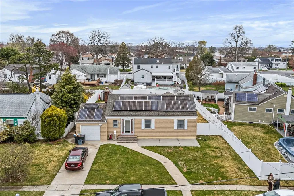 19 Parkside Lane North Babylon NY 11703