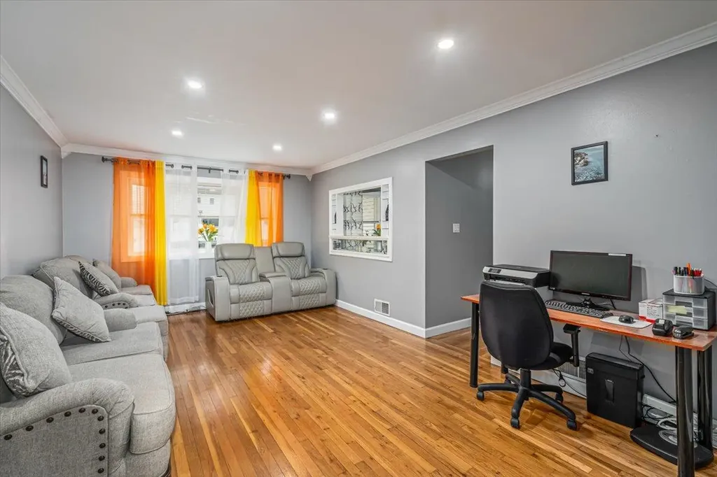 19 Parkside Lane North Babylon NY 11703
