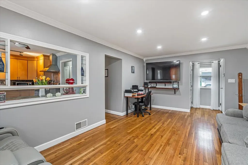 19 Parkside Lane North Babylon NY 11703