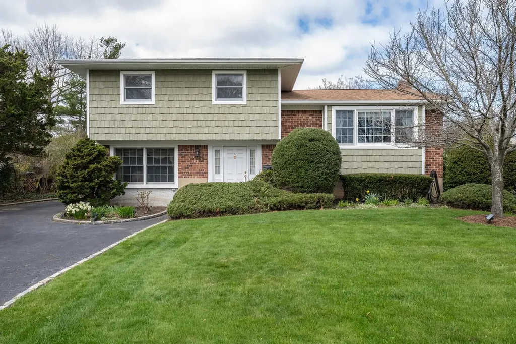 15 Hayrick Lane Commack NY 11725