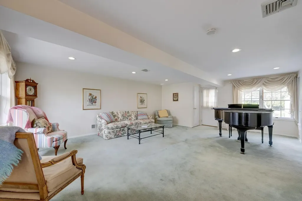 15 Hayrick Lane Commack NY 11725