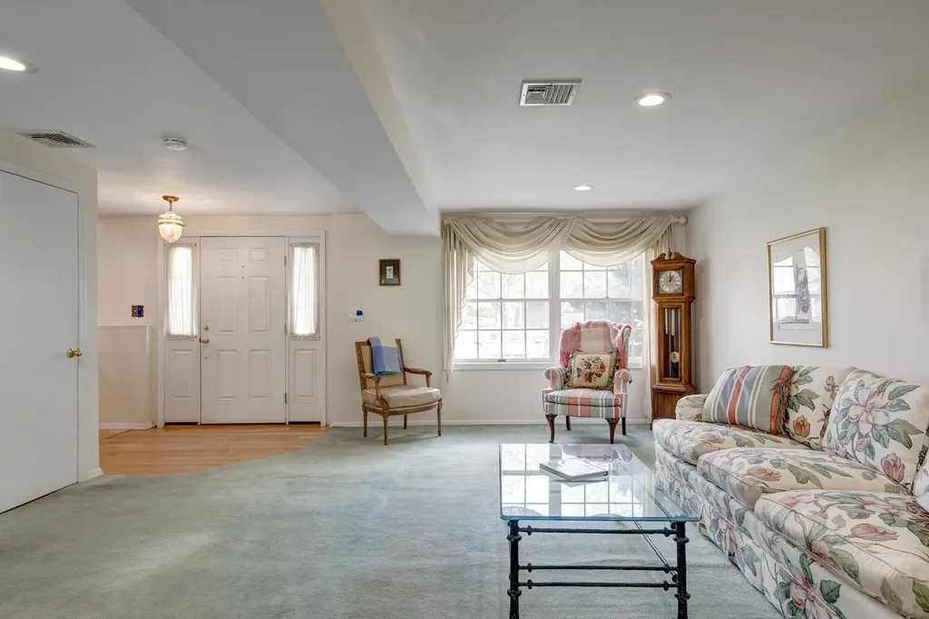 15 Hayrick Lane Commack NY 11725