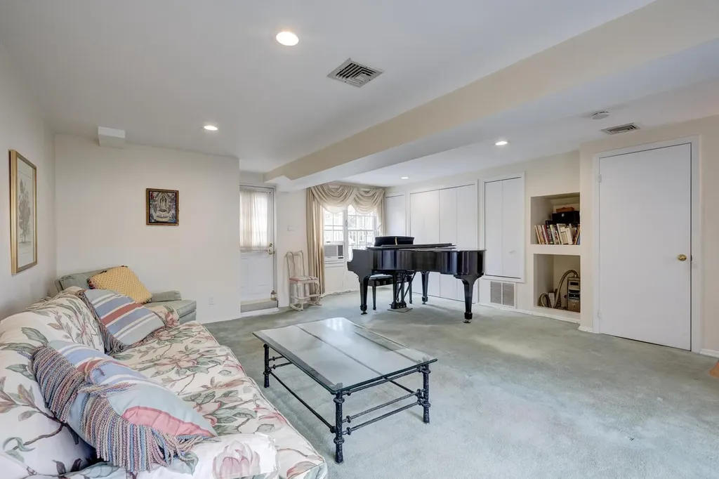15 Hayrick Lane Commack NY 11725