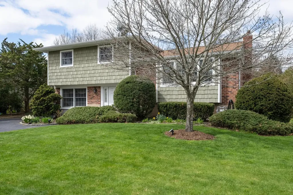 15 Hayrick Lane Commack NY 11725