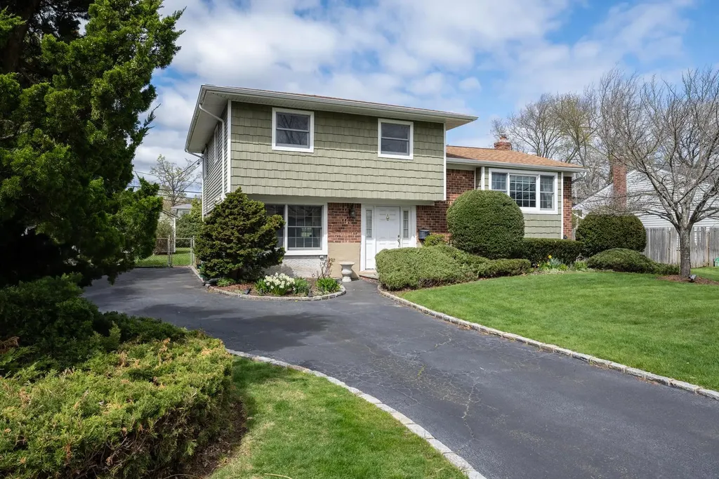 15 Hayrick Lane Commack NY 11725