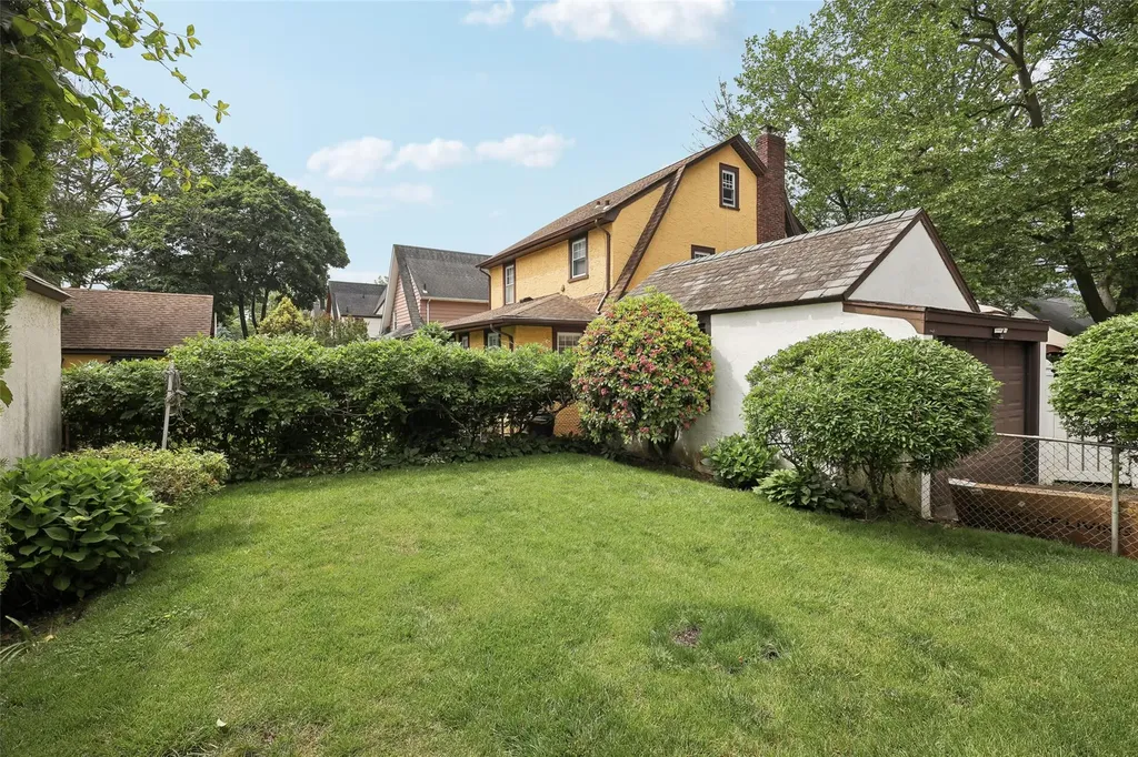236 Crocus Avenue Floral Park NY 11001