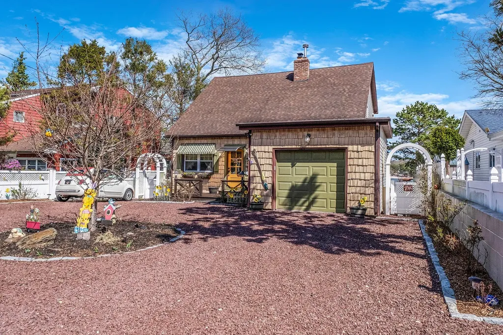 165 Lakeside Trail Ridge NY 11961