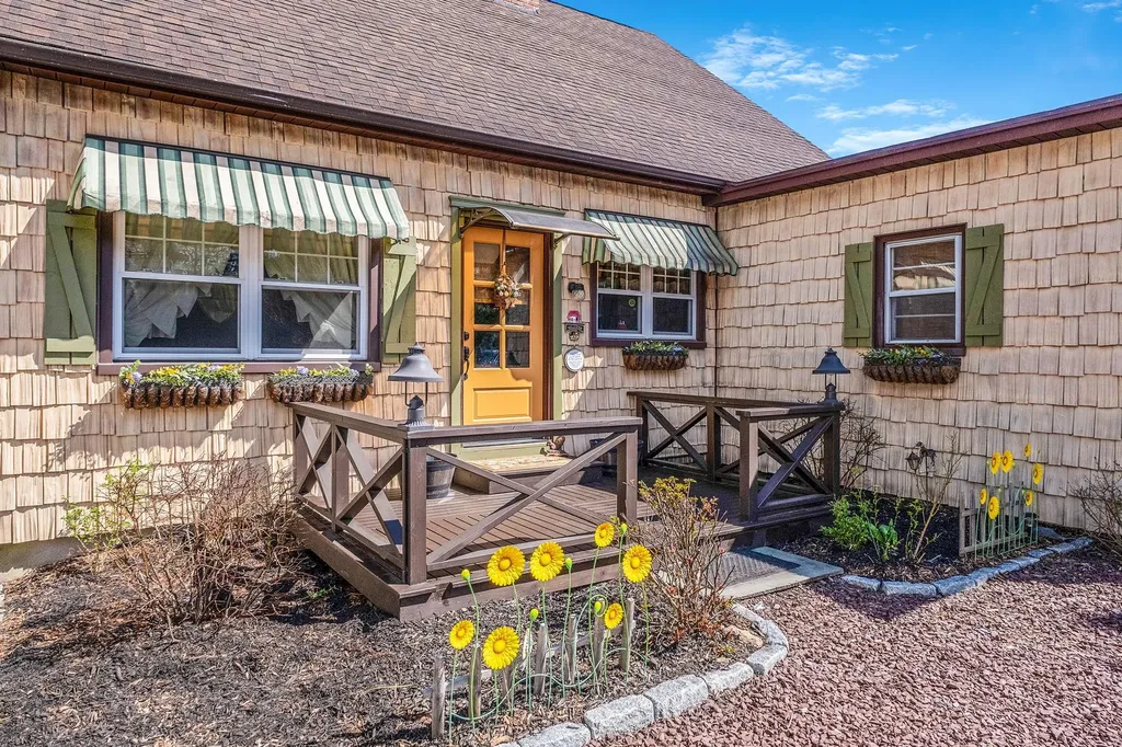 165 Lakeside Trail Ridge NY 11961