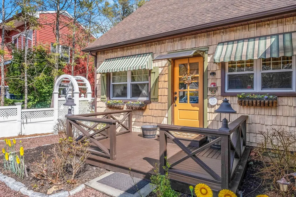 165 Lakeside Trail Ridge NY 11961