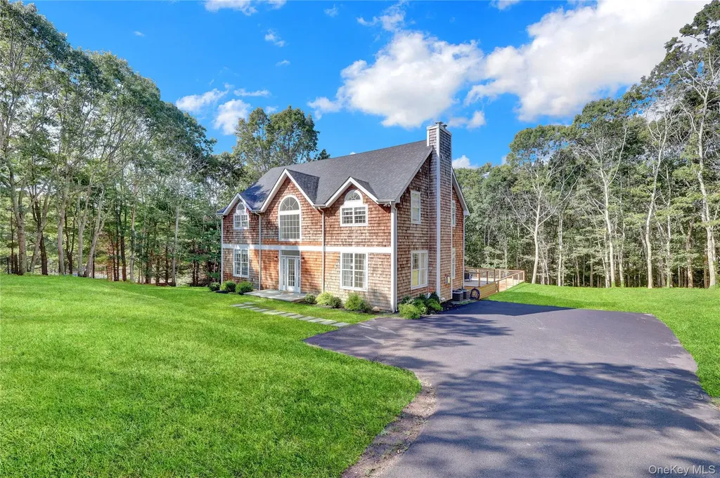 15 Deer Ridge Trail Water Mill NY 11976