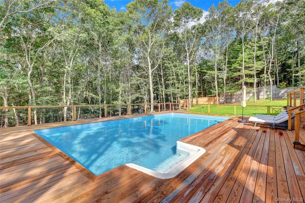 15 Deer Ridge Trail Water Mill NY 11976