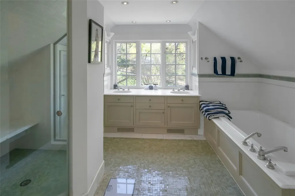 68 Spruce Lane S Chappaqua NY 10514