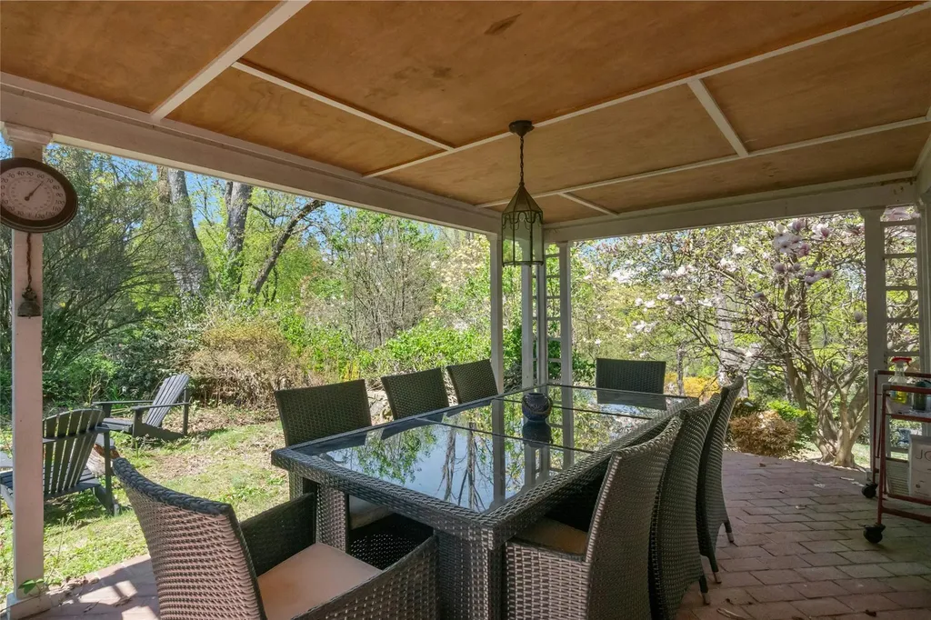 68 Spruce Lane S Chappaqua NY 10514