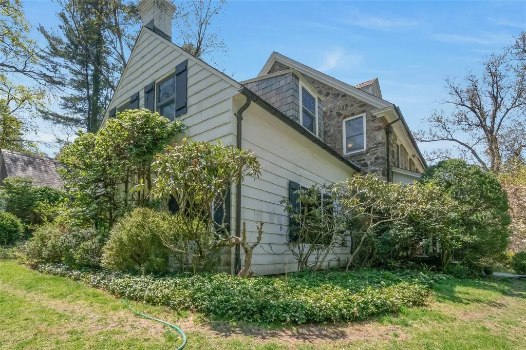 68 Spruce Lane S Chappaqua NY 10514