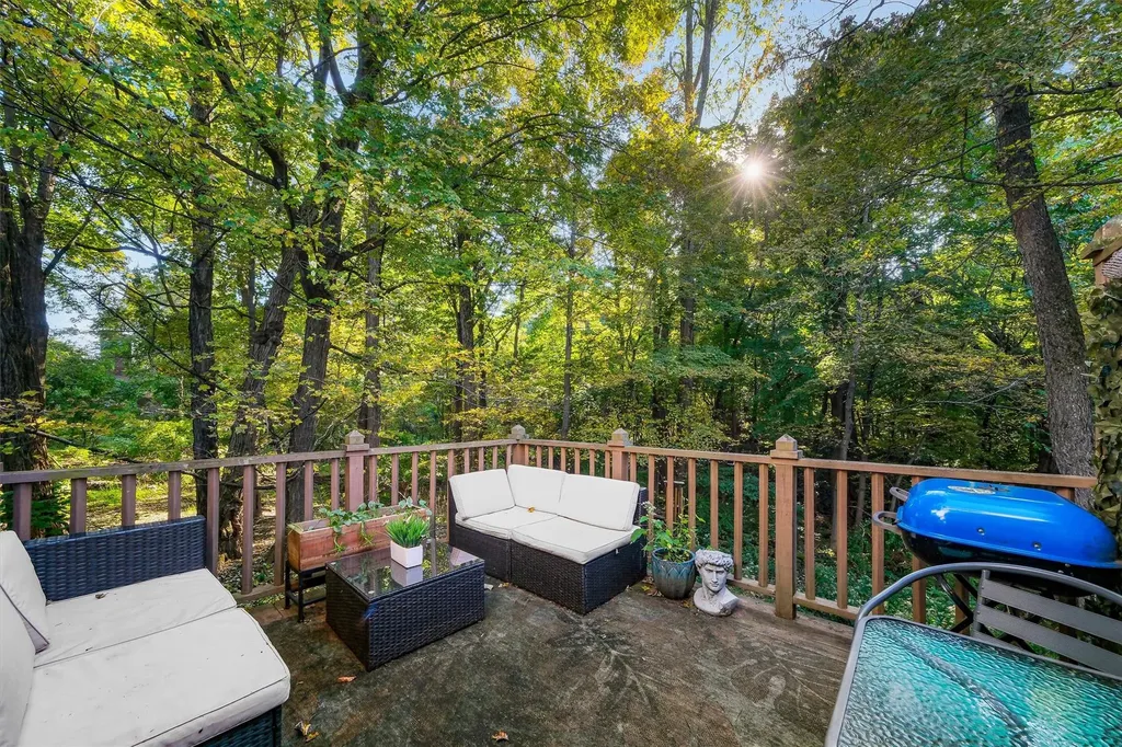 8 Windsor Court Poughkeepsie NY 12601