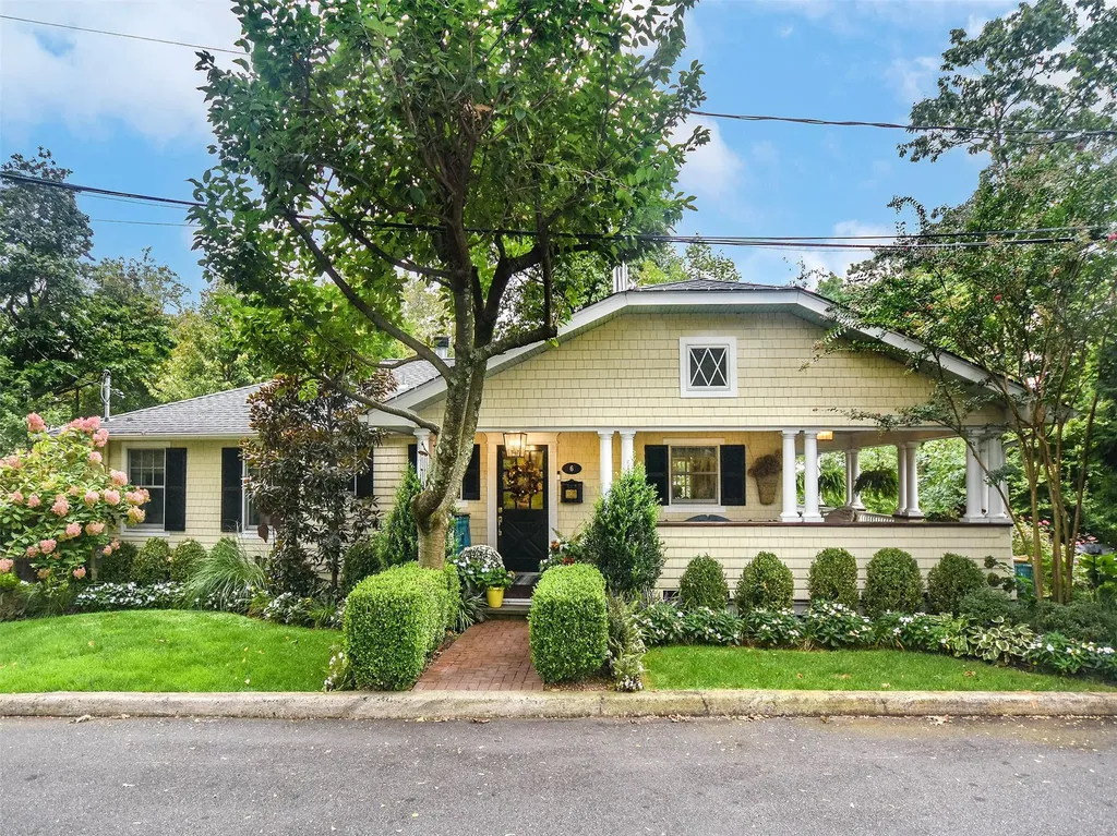 6 Winding Way Sea Cliff NY 11579
