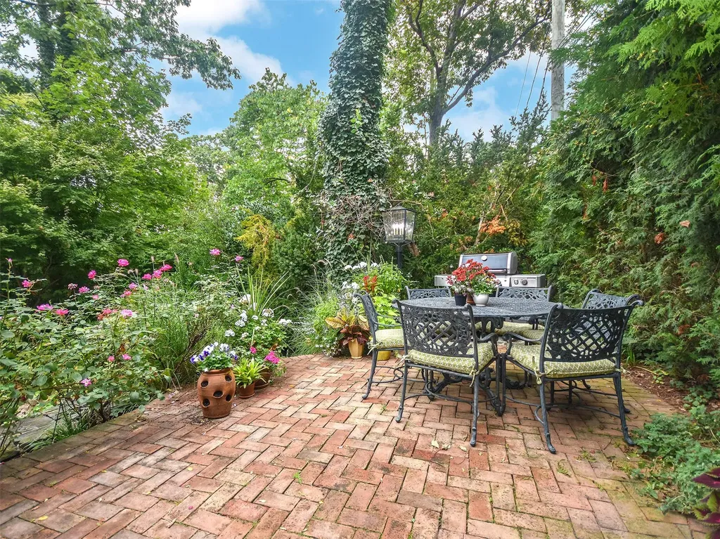 6 Winding Way Sea Cliff NY 11579