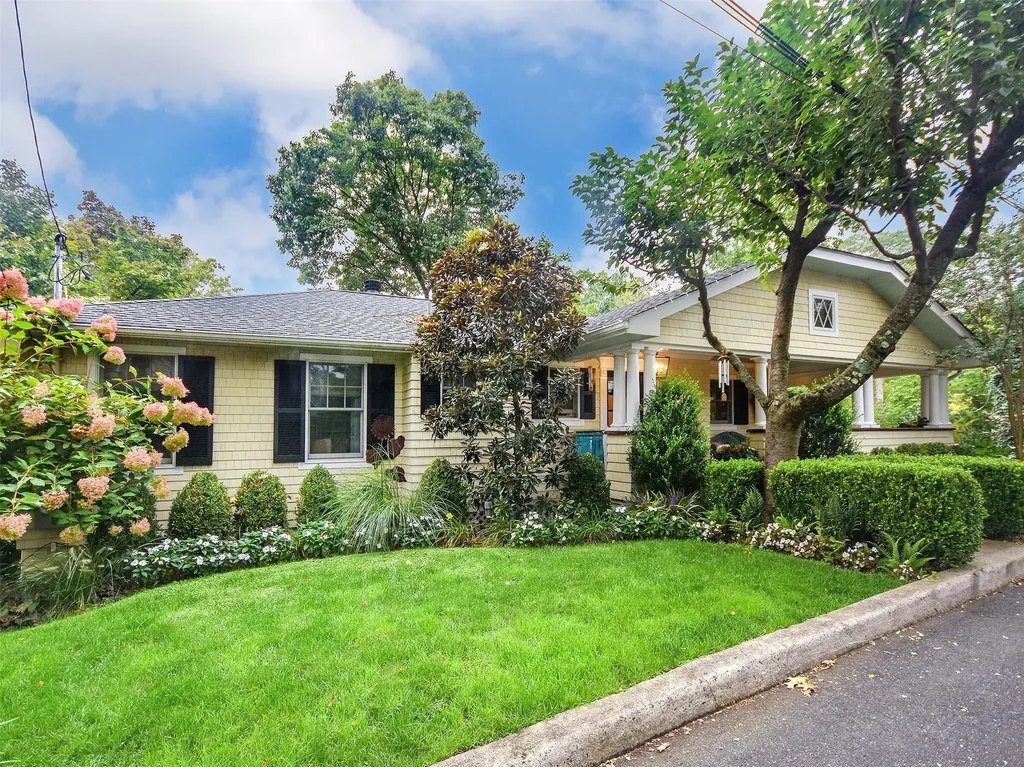 6 Winding Way Sea Cliff NY 11579