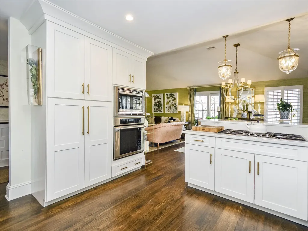 6 Winding Way Sea Cliff NY 11579