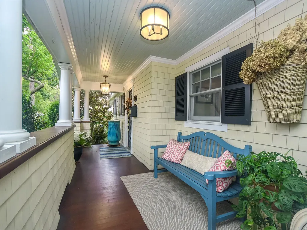 6 Winding Way Sea Cliff NY 11579