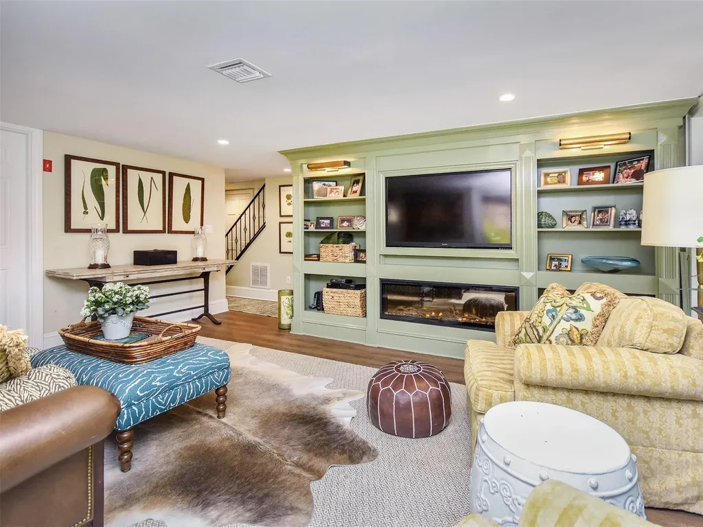 6 Winding Way Sea Cliff NY 11579