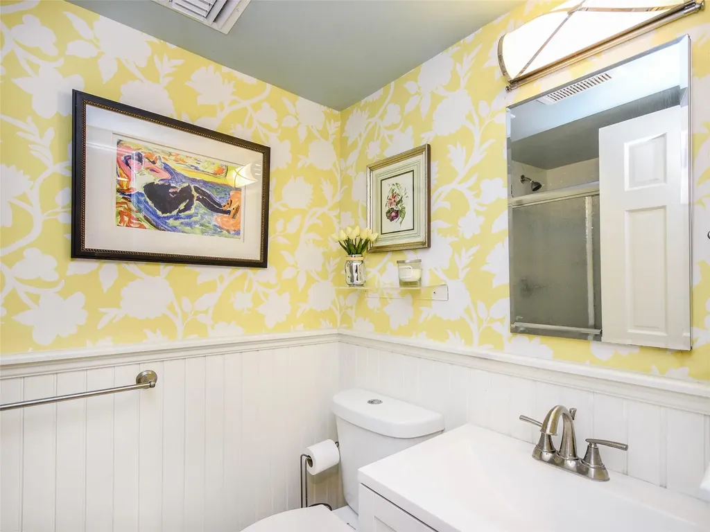6 Winding Way Sea Cliff NY 11579