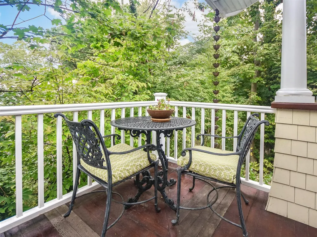 6 Winding Way Sea Cliff NY 11579