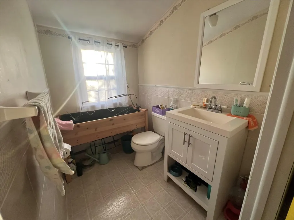 70 Ridge Lane Levittown NY 11756