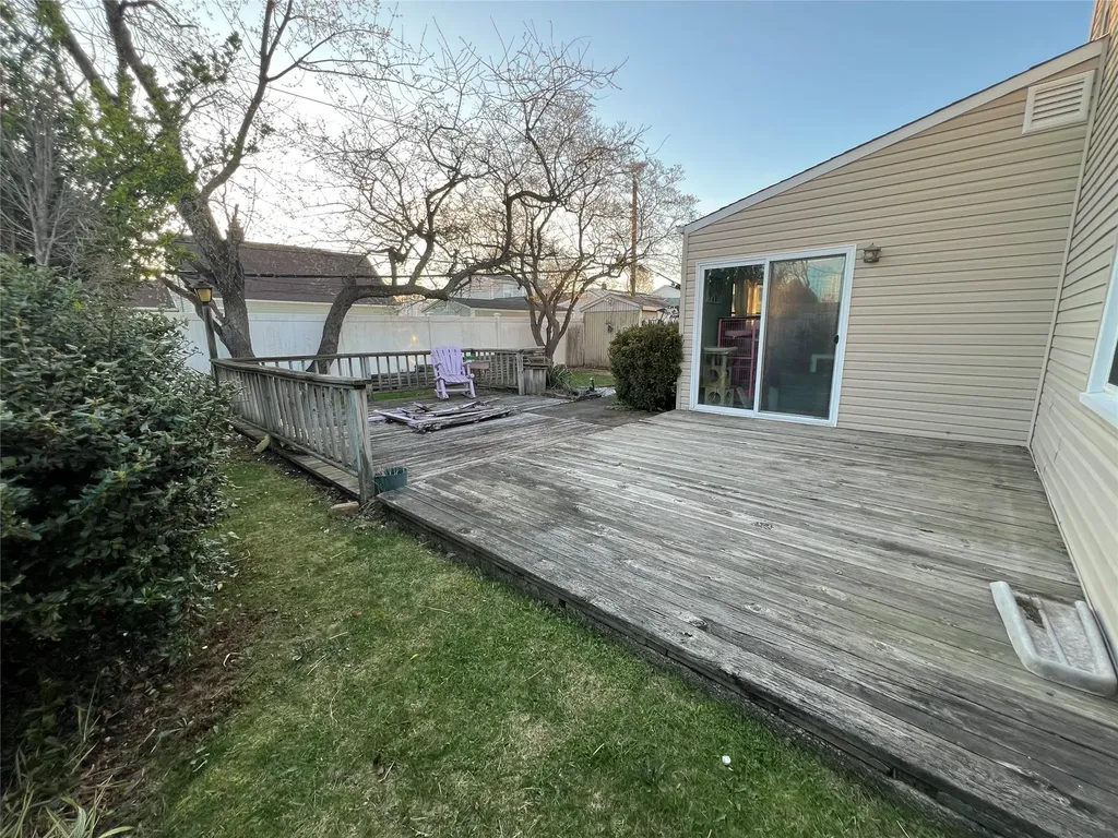 70 Ridge Lane Levittown NY 11756
