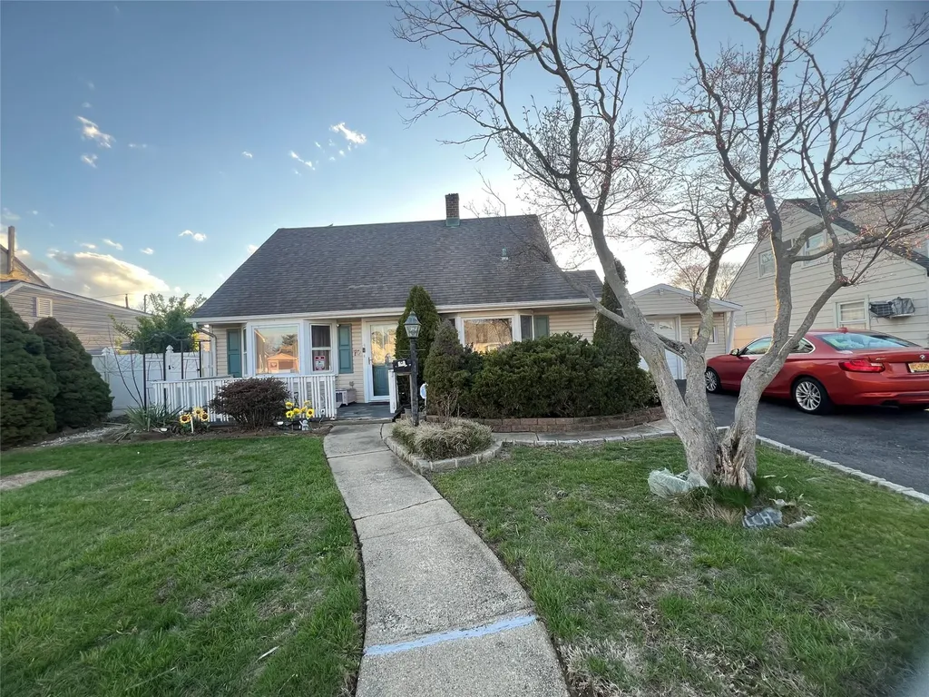 70 Ridge Lane Levittown NY 11756