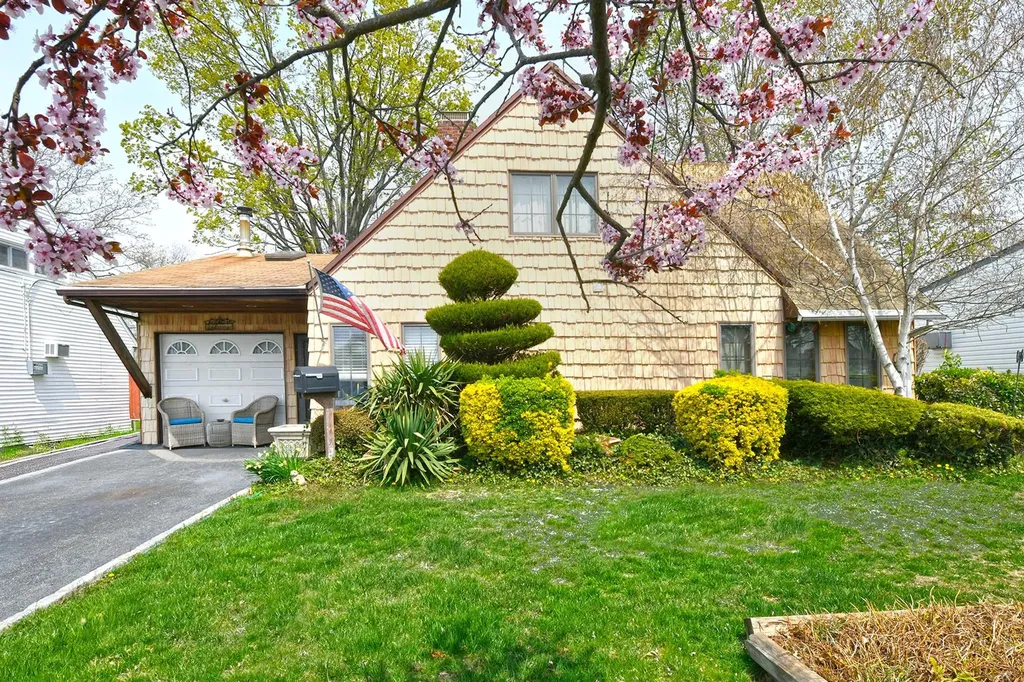 265 Orchid Road Levittown NY 11756