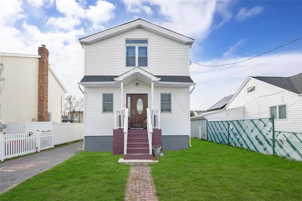 71 E Kissimee Road Lindenhurst NY 11757