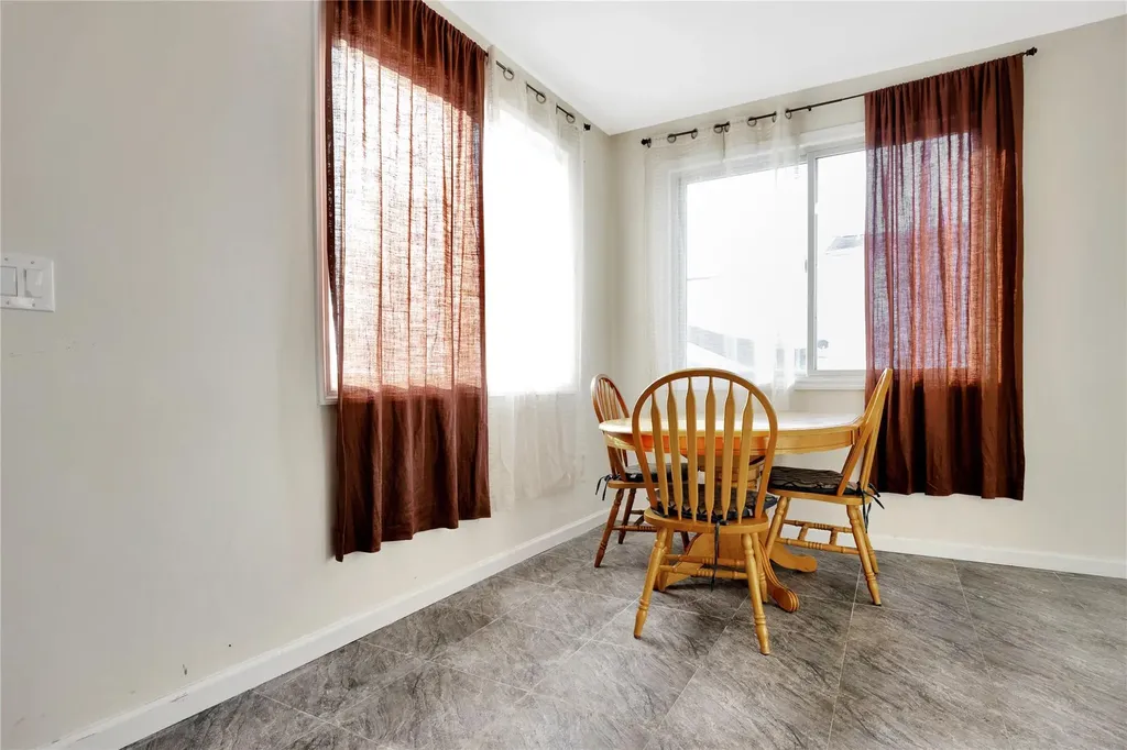 71 E Kissimee Road Lindenhurst NY 11757