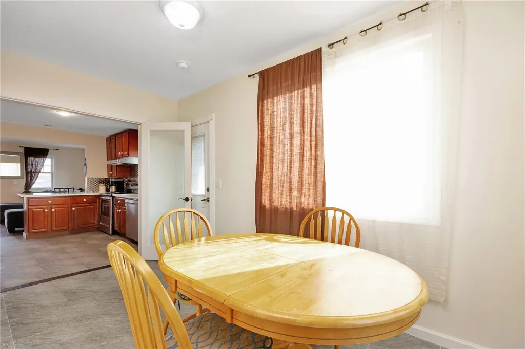 71 E Kissimee Road Lindenhurst NY 11757