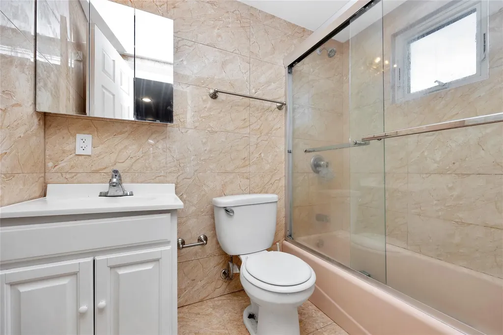 71 E Kissimee Road Lindenhurst NY 11757