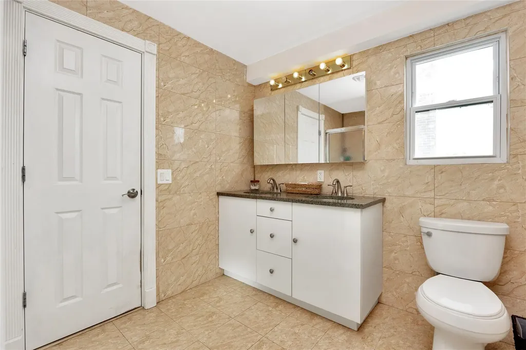71 E Kissimee Road Lindenhurst NY 11757