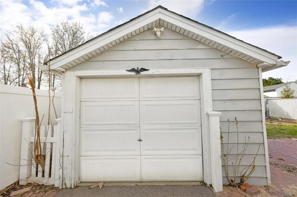 71 E Kissimee Road Lindenhurst NY 11757